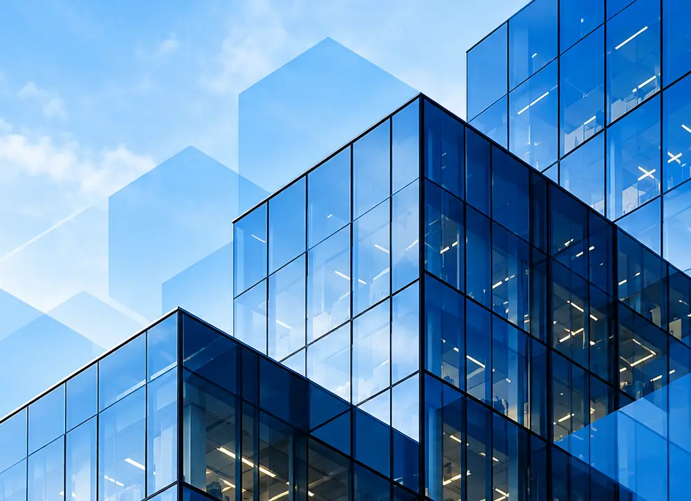 Glasfassade eines Bürogebäudes vor blauem Himmel